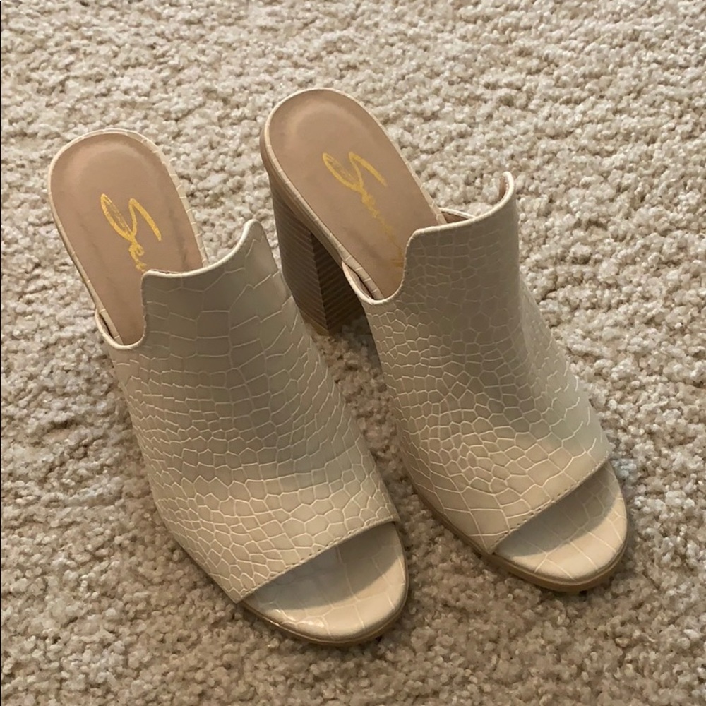 Seven7 Isabella crocodile texture open toed Mules